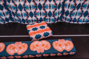 Nahaufnahme von gepolsterten Sitzkissen mit einem farbenfrohen Muster.