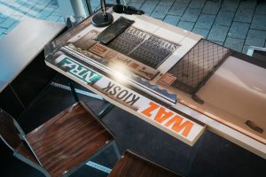 Ein Tisch mit einem bedruckten Motiv eines geschlossenen Kiosks.