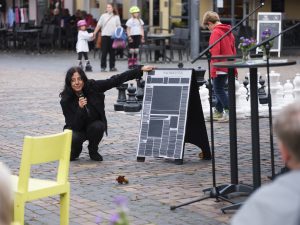 The author Lütfiye Güzel presents a large-format newspaper graphic, the Local Blackout, at the opening in Xanten.