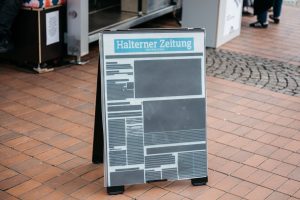 Die Halterner Zeitung ist Teil des Kunstwerks Local Blackout von Lütfiye Güzel. Die Zeitungsseite ist weitgehend geschwärzt, außer "ausarbeiten. in den Pausen."